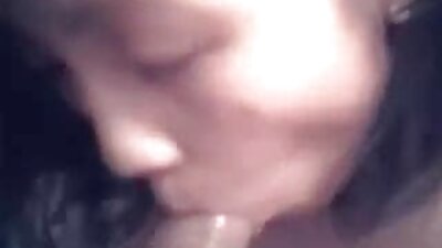Fekete hajú nő van a családi szex videók ingyen punciját nyalta